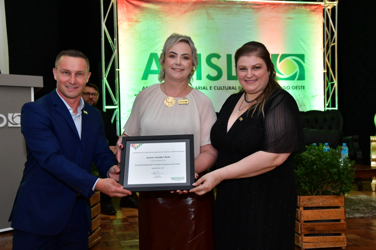 Capa notícia Josiane Amadori Boito assume presidência da Acislo em solenidade que reuniu lideranças regionais